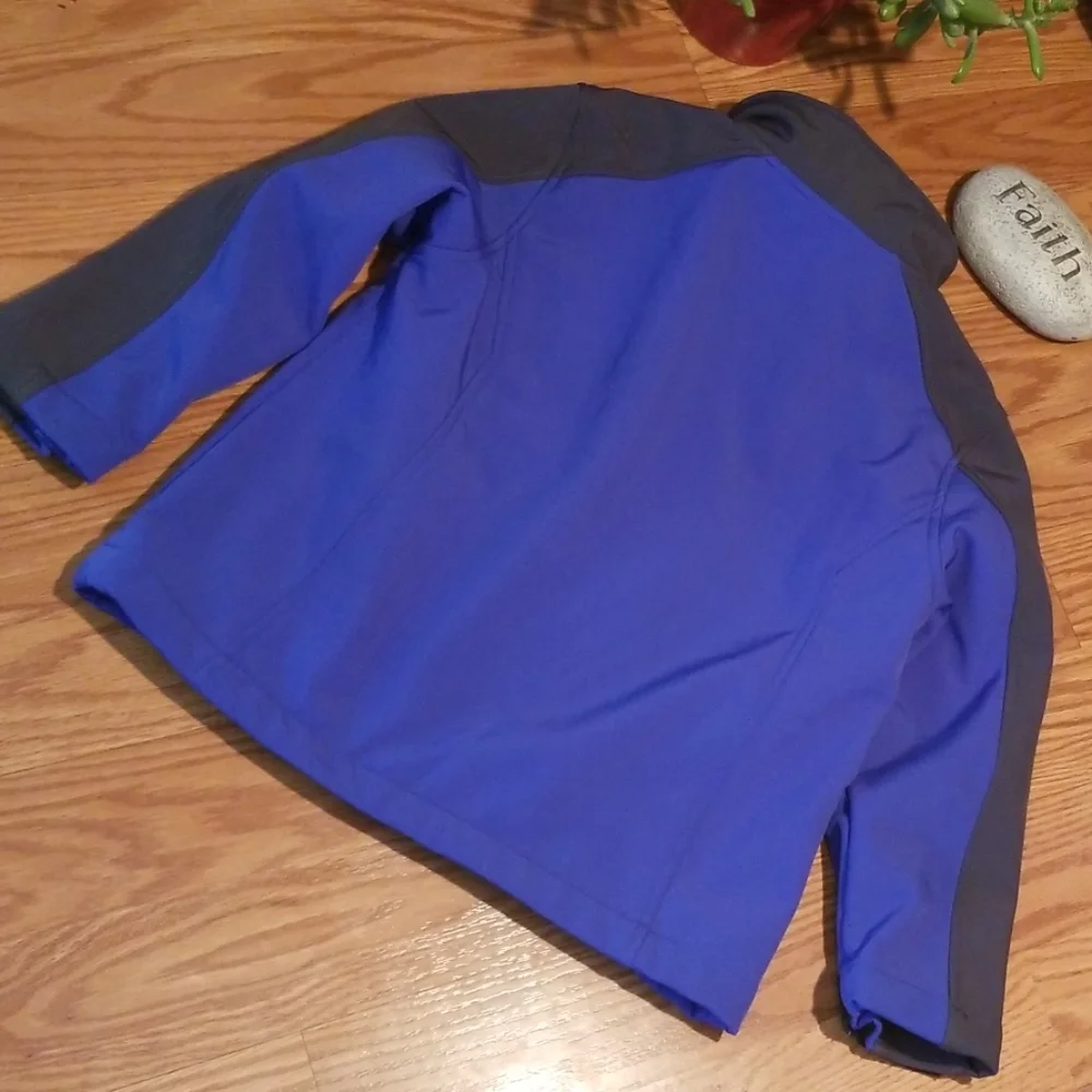 Snozu jacket xs= 5/6‎